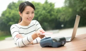 Tips Menghindari Biaya Tambahan saat Menggunakan Kartu Kredit